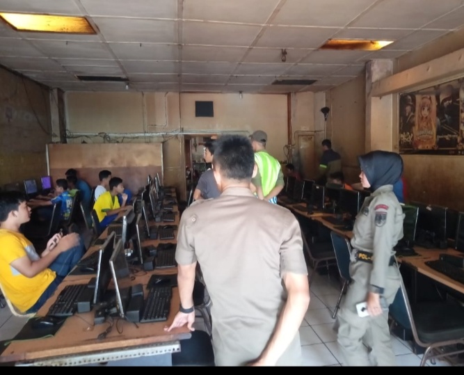 KAGET: Anggota Satpol PP beserta Linmas Kota Magelang mendapati pelajar membolos di Warnet dan Rental PS,. (Foto: Miftakhul Hayu Jatiningtias)