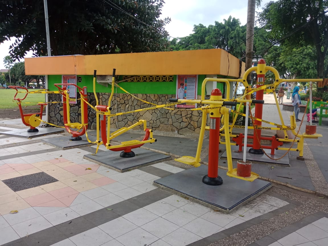 Fasilitas alat olahraga di Alun-alun yang dilarang sementara untuk digunakan karena rawan penularan Korona. (Foto: Miftakhul Hayu Jatiningtias)