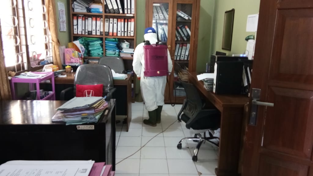Petugas Dinas Pertanian Kota Magelang menyemprot disinfektan hingga sudut-sudut ruangan Mako Satpol PP, Jumat (20/3). (Foto: Miftakhul Hayu Jatiningtias)