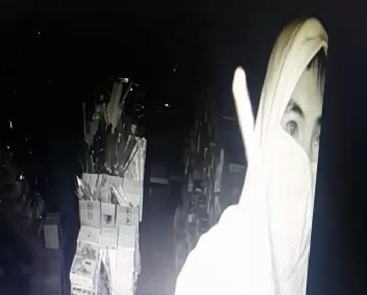 NEWS: Pencuri terekan CCTV saat hendak merusak alat rekam ini di Mertoyudan (Foto: SS Video)