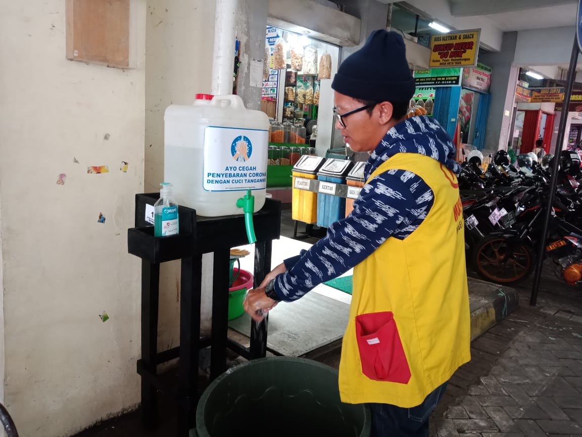 BERMANFAAT: Juru parkir di Pasar Rejowinangun memanfaatkan wastafel yang disediakan Disperindag setempat, Sabtu (21/3). (Foto: Miftakhul Hayu Jatiningtias)