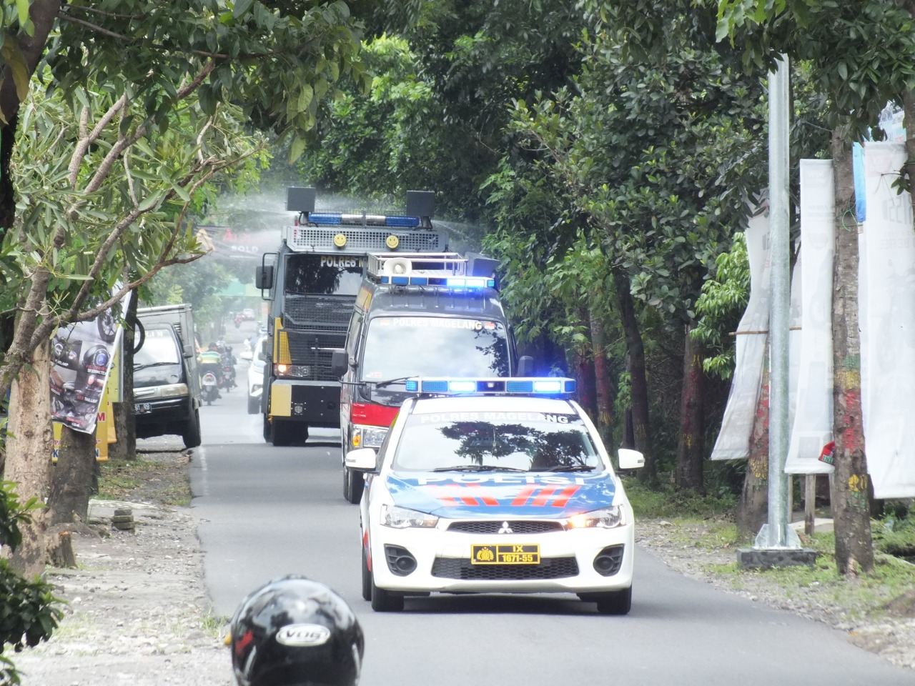 NEWS: Water Cannon Polres Magelang semprotkan desinfektan di jalan raya sambil sosialisasi pencegahan corona (24/3/2020)-(Foto: Istimewa)