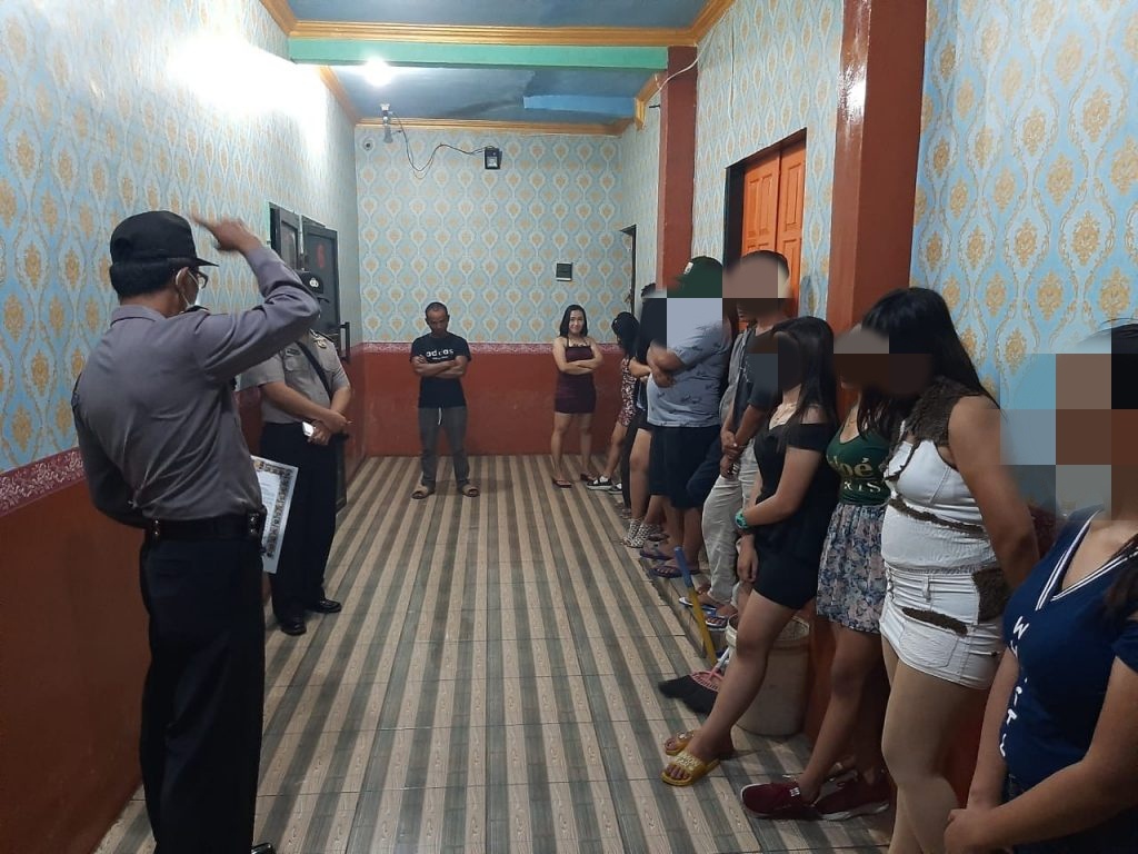 NEWS: Sejumlah pengunjung karaoke dan pemandu lagu dibubarkan Polisi saat asyik di tengah wabah corona (24/3/2020)-(Foto: Istimewa)