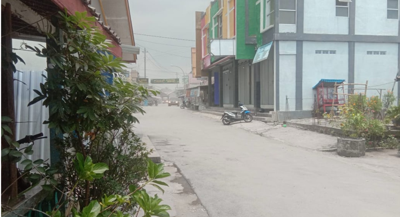 Hujan Pasir Dirasakan Warga Dukun Magelang