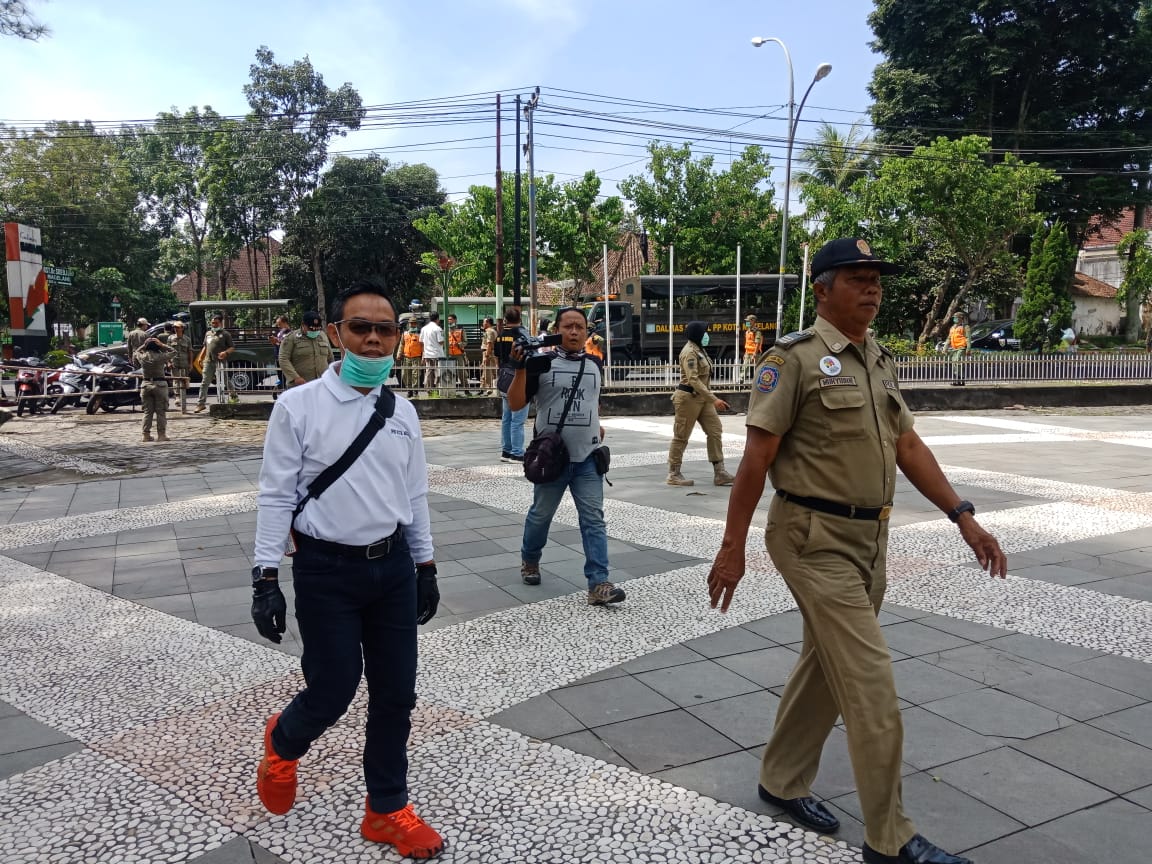 DPRD dan Satpol PP Kota Magelang Keliling Bubarkan Kerumunan Warga