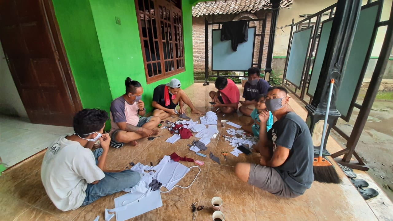 NEWS: Pemuda Dusun Tingal Desa Wanurejo Kecamatan Borobudur membuat masker dari bahan limbah kaos (27/3/2020)-(Foto: Istimewa)