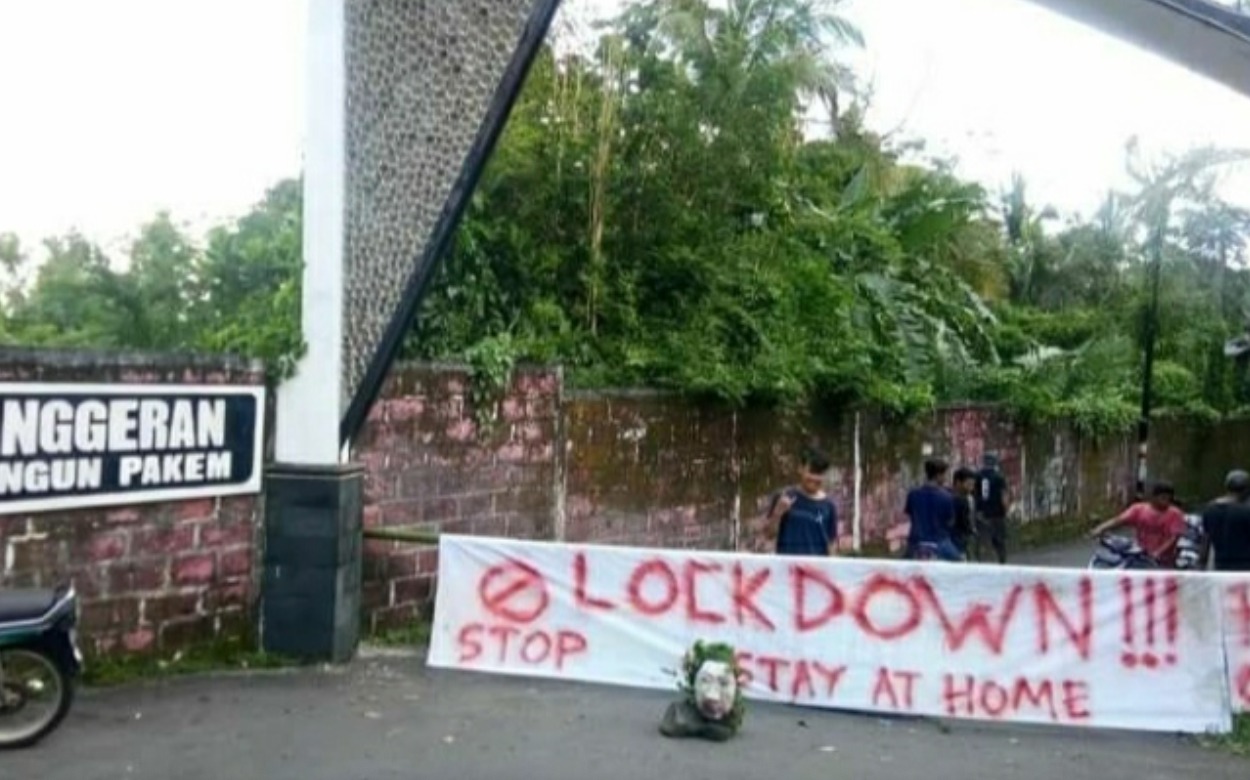 NEWS: Salah satu warga kampung di daerah Pakem Sleman Jogja menutup akses masuk ke kampungnya (27/3/2020)-(Foto-Istimewa)