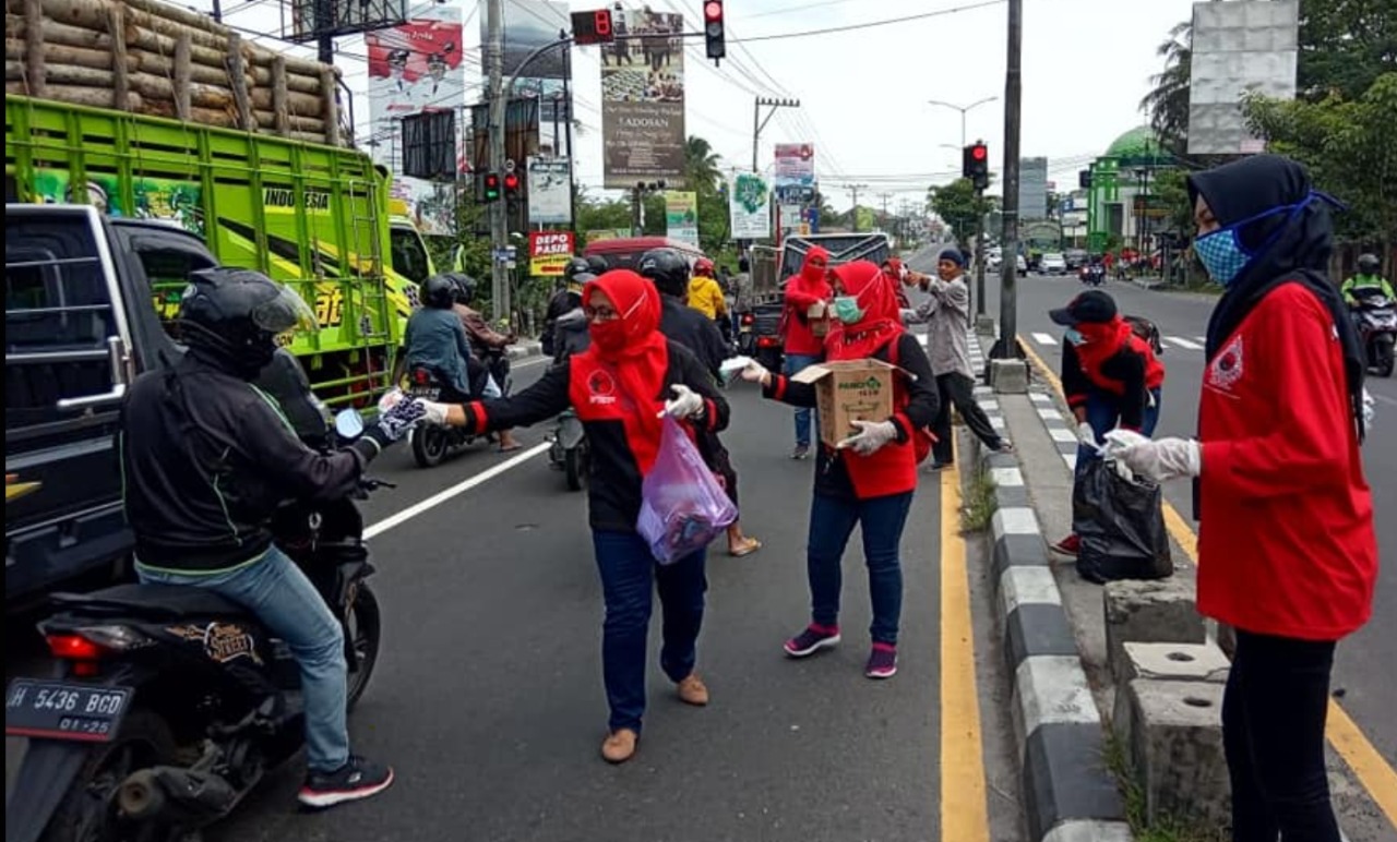 NEWS: Kader PDI Perjuangan Kota Magelang bersama Anggta DPRD Provinsi Jawa Tengah F PDI P bagi bagi masker (28/3/2020)-(Foto: Istimewa)