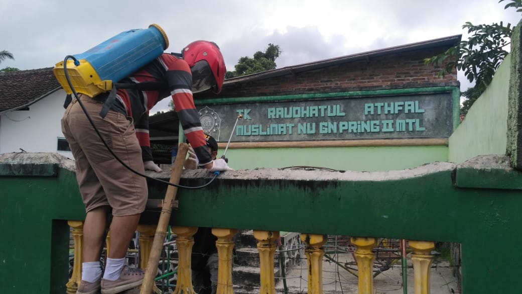 NEWS: Aksi Badan Otonom NU Kecamatan Muntilan saat lakukan penyemprotan disinfektan di wilayah Muntilan (28/3/2020)-(Foto: Istimewa)