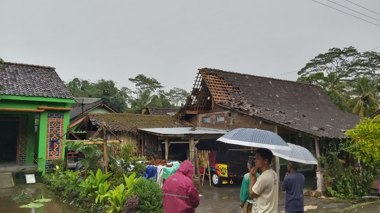 NEWS: Hujan angin terjang area Pakis Magelang, Atap rumah beterbangan (29/3/2020)-(Foto: Istimewa)