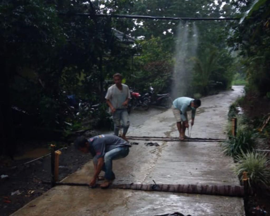 NEWS: Warga saat membuat penyemprot otomatis berbasis sensor di jalan masuk kampung di daerah Salaman (29/3/2020)-(Foto: Istimewa)