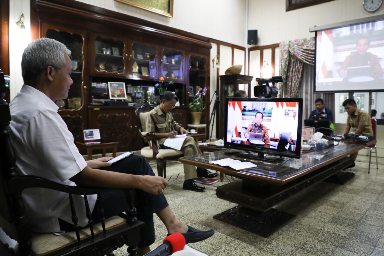 MENYIMAK: Gubernur Ganjar Pranowo saat mengikuti rapat terbatas bersama Presiden Joko Widodo via video conference. (Foto: Humas Pemprov Jateng)