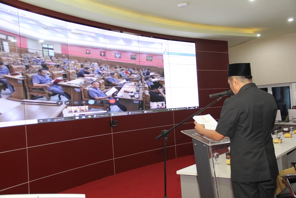 NEWS: Bupati Magelang sampaikan LPJ 2019 melalui daring video conference dalam sidang paripurna bersama DPRD Kabupaten Magelang (30/3/2020)-(Foto: Istimewa)