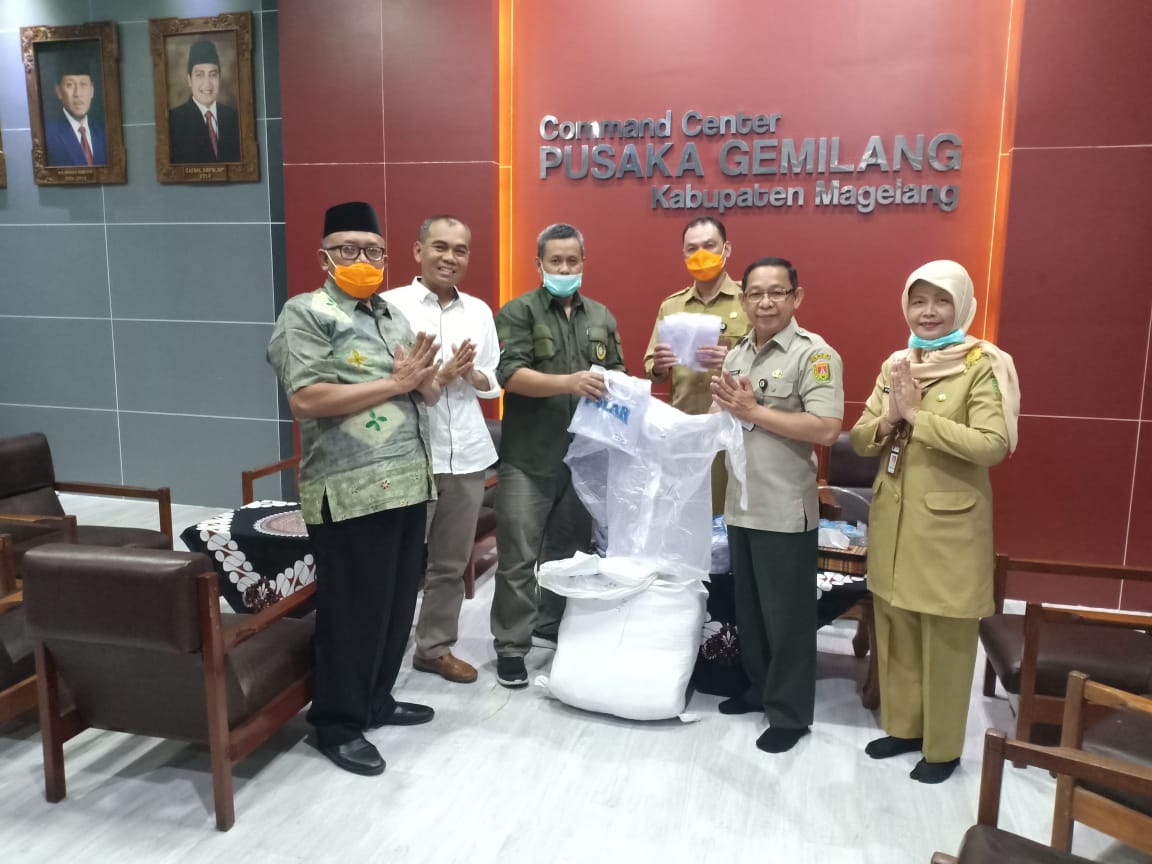 NEWS: Ketua DPC PKB Kabupaten Magelang dan anggota FPKB DPRD Kabupaten Magelang berikan bantuan APD kepada Gugus Tugas Pencegahan Covid-19 Kabupaten Magelang (31/3/2020)-(Foto: Istimewa)