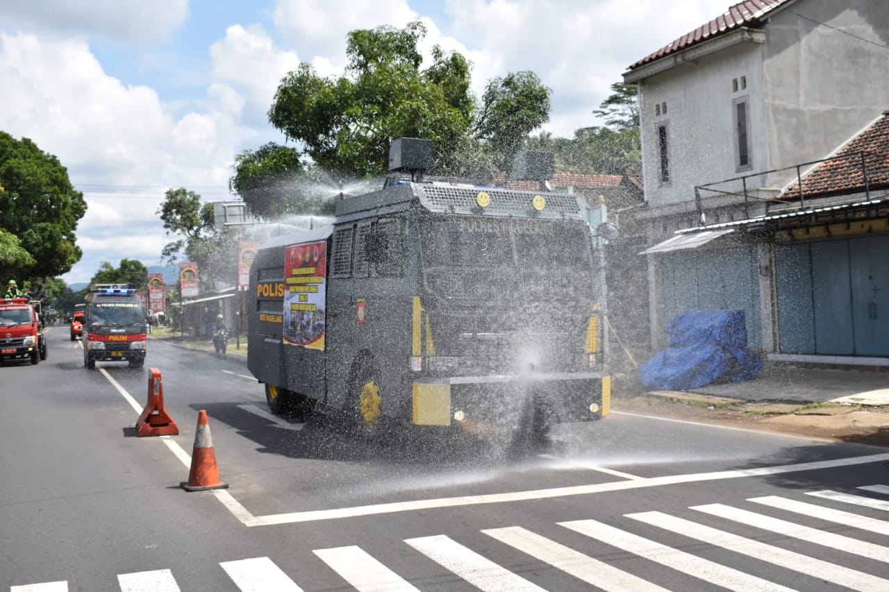 NEWS: Water Cannon saat lakukan penyemprotan desinfektan di jalan raya Salaman siang ini (31/3/2020)-(Foto: bsn)
