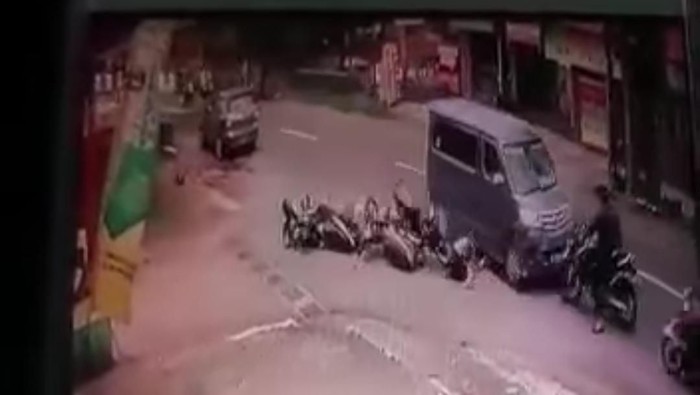 NEWS: Lima sepeda motor ditabrak sebuah mobil secara beruntun di Jalan Godean Jogja (12/3/2020)-(Foto- SS Video)