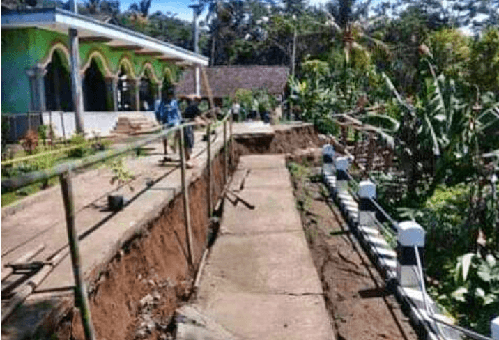 NEWS: Tanah longsor / ambles ancam rumah dan bangunan masjid di Tempuran (29/2/2020)-(Foto: Istimewa)