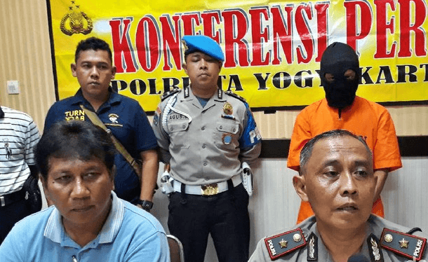 NEWS : Pelaku dengan kerudung penutup muka hitam dihadirkan dalam jumpa pers kemarin (15/3/2020)-(Foto: Istimewa)