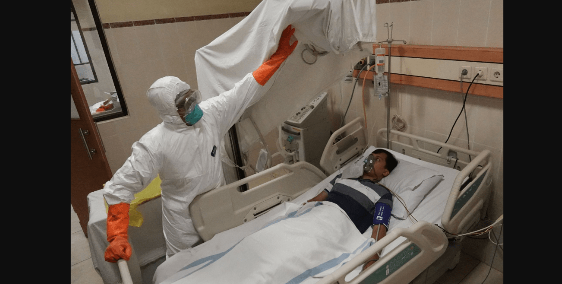 ILUSTRASI: Seorang tenaga medis sedang merawat pasien corona ( covid-19) --(Foto: Internet)