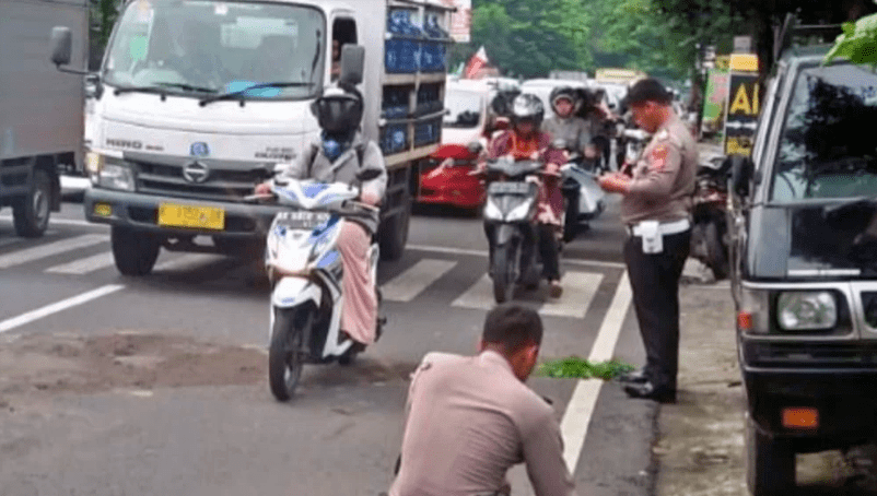 LAKA: Petugas Satlantas sedang melakukan olah tko kejadian kecelakaan di Jalan Magelang (12/3/2020)-(Foto: Istimewa)
