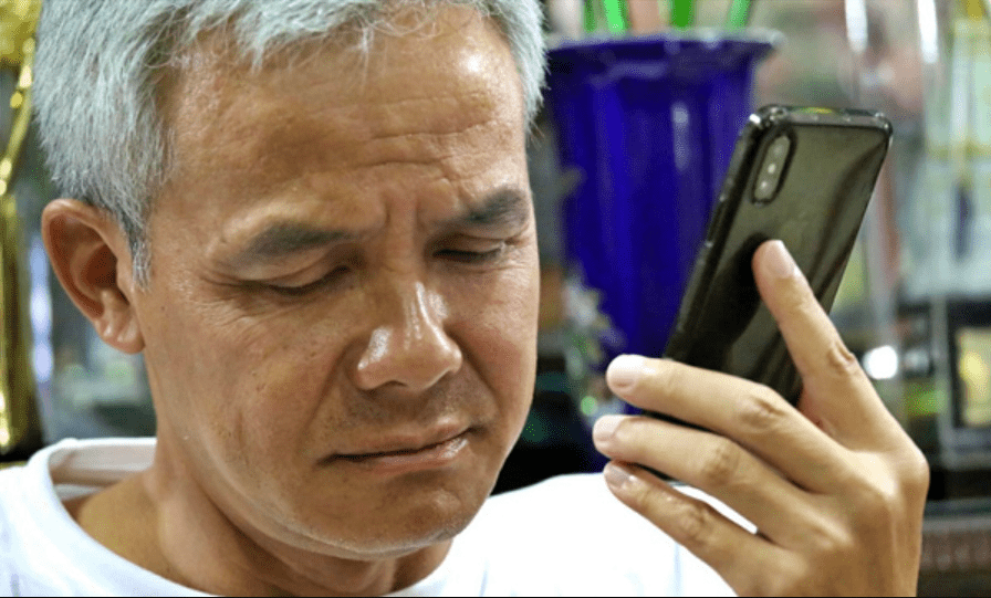 NEWS: Ganjar Pranowo menangis saat telepon salah satu tenaga medis di Jawa Tengah yang terjangkit virus corona (28/3/2020)-(Foto: Istimewa)