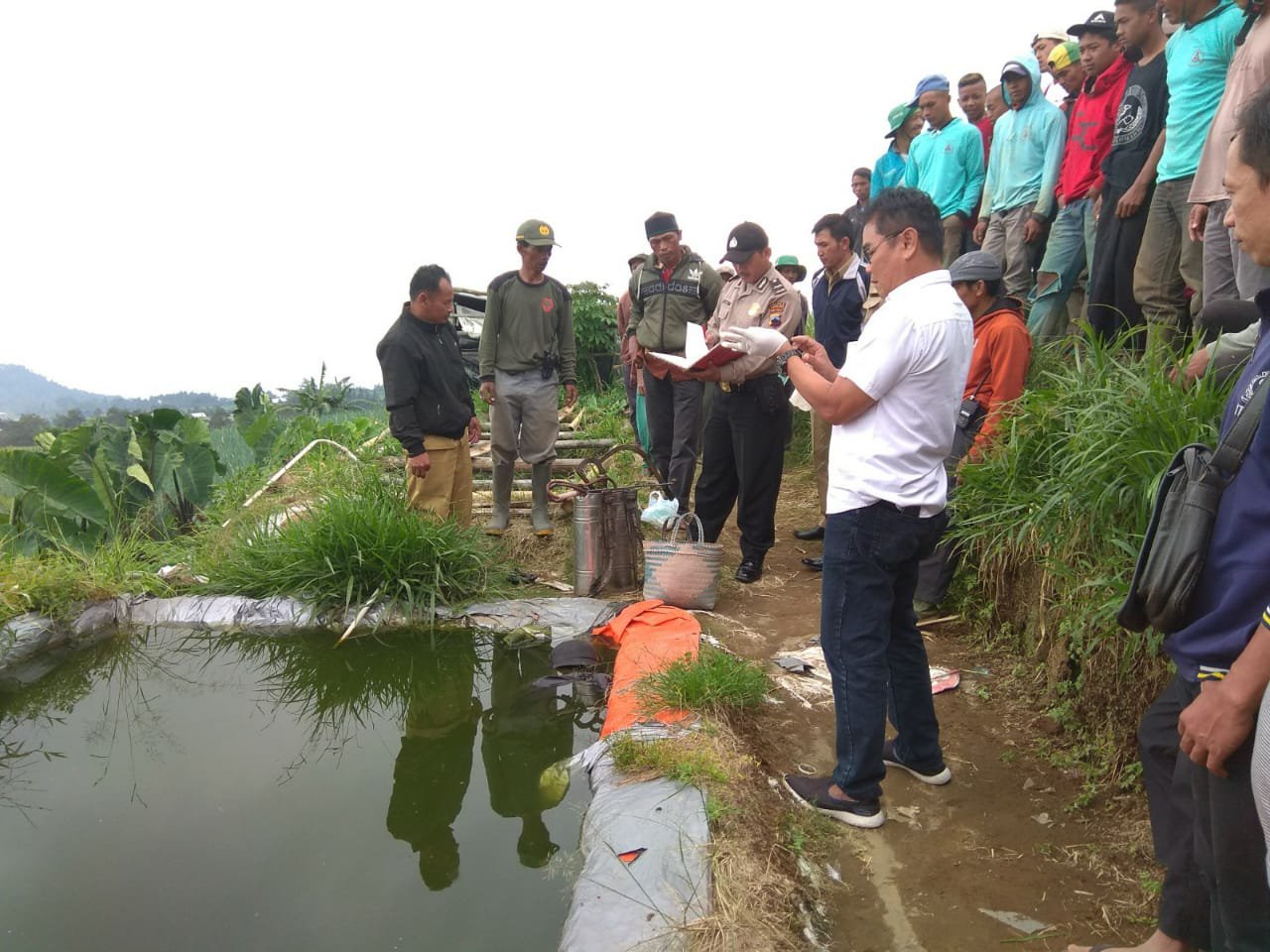 NEWS: Petugas kepolisian Polsek Kajoran saat lakukan olah TKP di sebuah kolam di Kajoran (3/3/2020)-(Foto:istimewa)