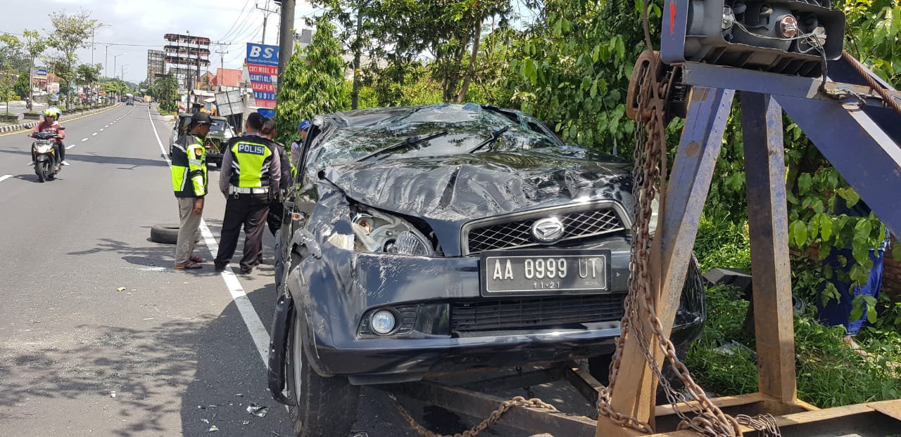 Mobil Terpental Lalu Terguling di Mertoyudan