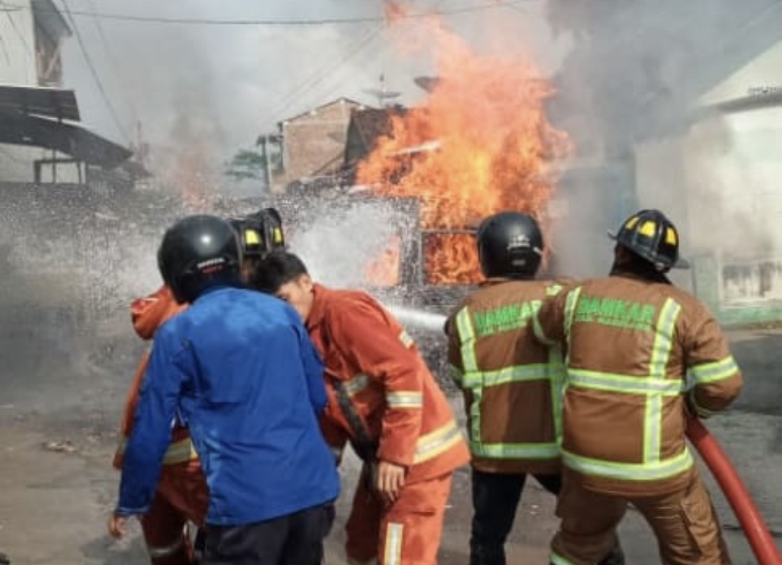 Begini Kronologi Mobil Terbakar di Secang