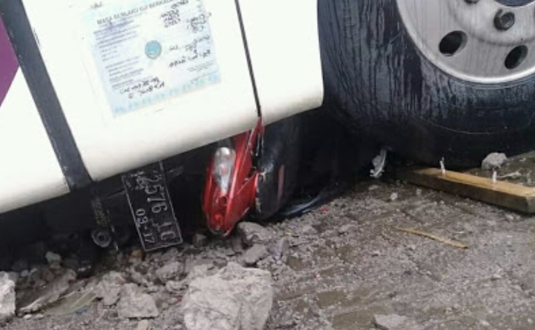 Bus Sruduk Motor, Satu Meninggal Dua Luka Luka