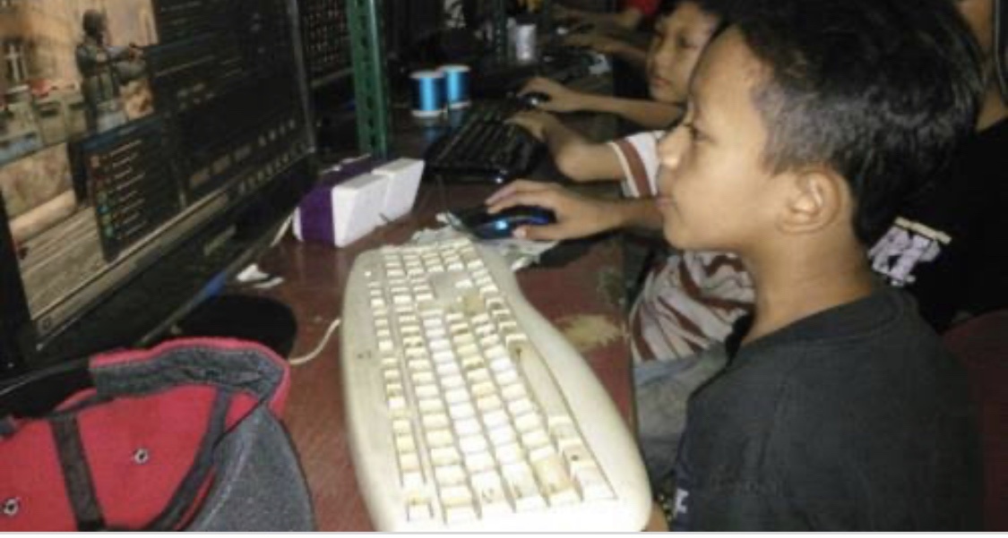 Pelajar Keciduk Main Game Online di Borobudur