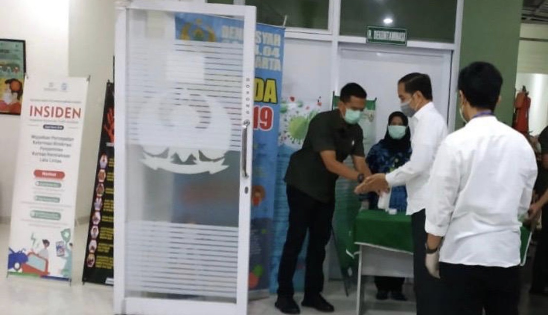 Presiden Jokowi Tiba di Solo, Langsung Duduk Didepan Jenazah Sang Ibunda