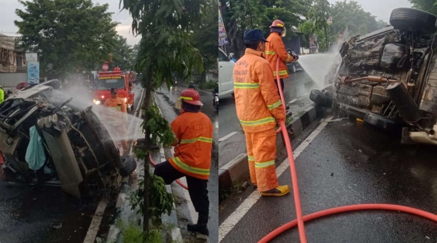 NEWS: Petugas Damkar Sleman saat berupaya mematikan api yang membakar mobil akibat kecelakaan di Sleman (18/3/2020)-(Foto: Istimewa)