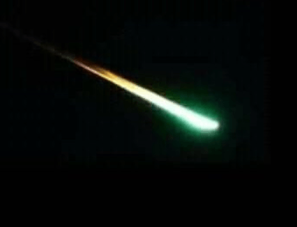 ILUSTRASI: Beredar di media sosial meteor jatuh tampak dari Magelang dan Jogja arah Merapi (16/3/2020)-(Foto: Internet)