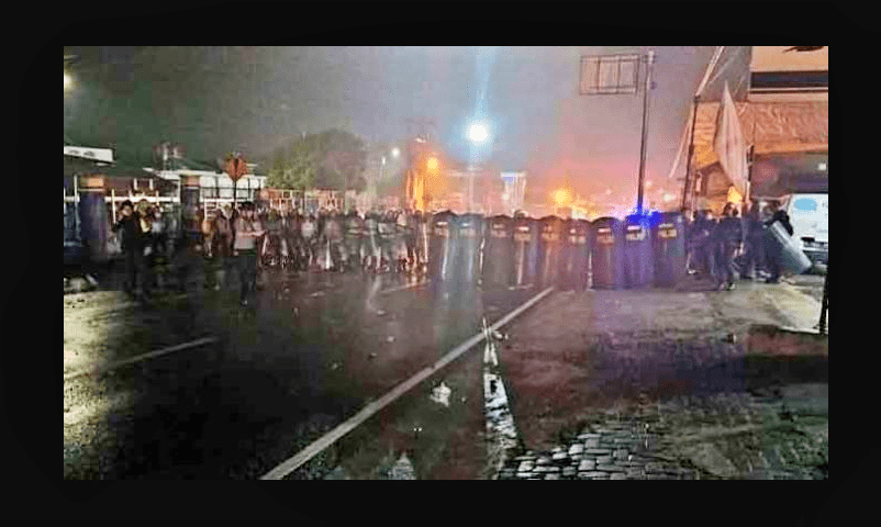 NEWS: Petugas keamanan saat blokade jalan dalam aksi tawuran dua suporter PSIS dan Arema di Bawen (14/3/2020)-(Foto: Istimewa)