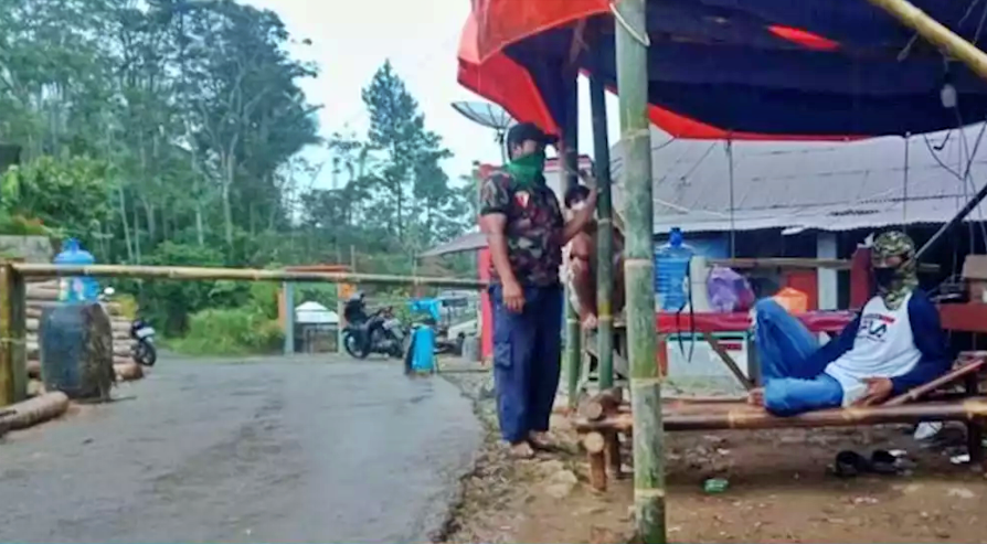 NEWS: Warga satu kampung ini loackdown, biaya hidup ditanggu pemdes (Foto: Istimewa)