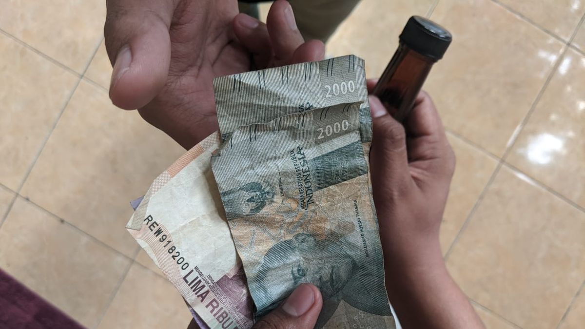 ILUSTRASI : Ahli menyebutkan pertukaran uang di pasaran bisa menjadi penyebab penyebaran covid-19 (Foto: Internet)