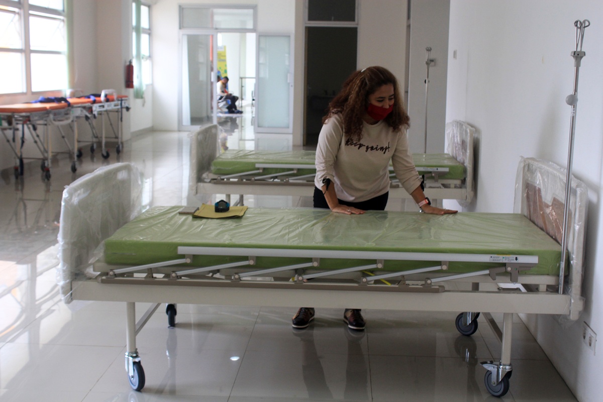 ILUSTRASI: Ranjang tempat pasien dirawat dirapikan setelah dinyatakan PDP sembuh dan pulang (Foto: Internet)