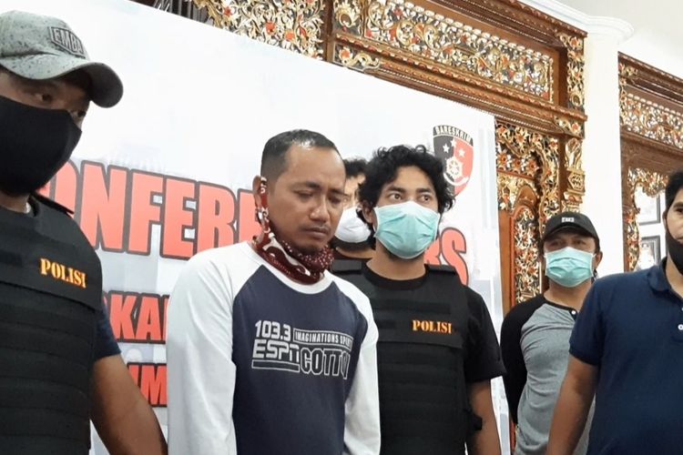 NEWS: Menahan air mata satpam memukur perawat di Semarang di hadapkan depan awak media oleh Polisi (12/4/2020)-(Foto: Istimewa)