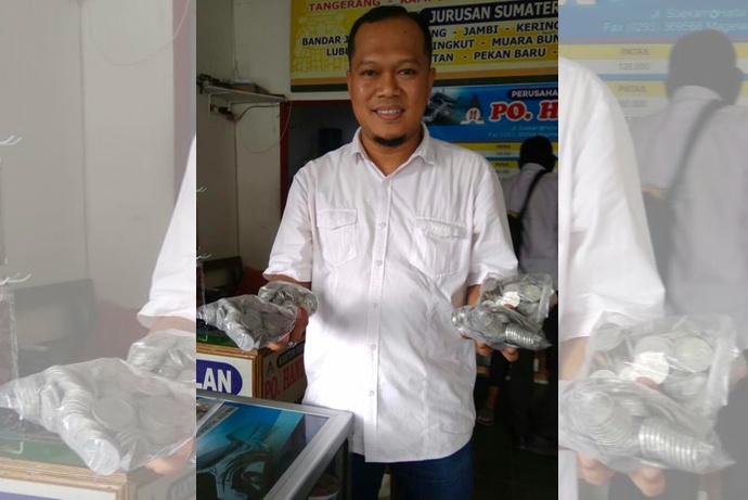 INSPIRATIF: Presidium FA UIB Jateng-DIJ Anang Imamuddin menunjukkan donasi koin receh sumbangan celengan dari bocah tujuh tahun, Muhammad Albar Rafi Halim, Kamis (23/4). (Foto: han)