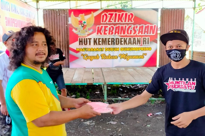 MEMBANTU: AMB Kecamatan Muntilan memberikan bantuan masker kepada masyarakat Dusun Gunungpring, Minggu (12/4). (Foto: ahonk subroto)