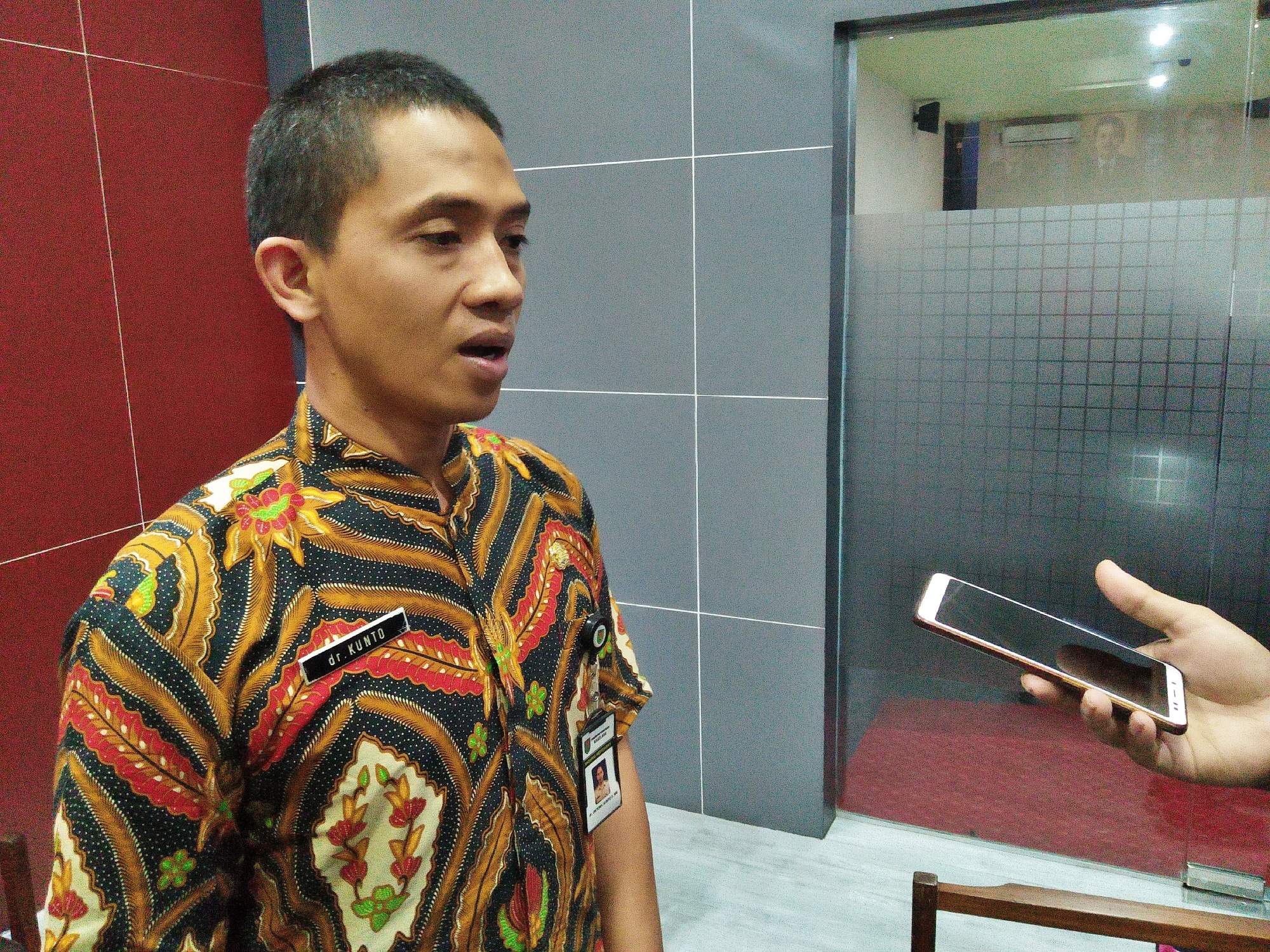 NEWS: Kabid Pelayanan Kesehatan pada Dinas Kesehatan (Dinkes) Kabupaten Magelang, dr Oktora Kunto Edy saat diwawancari terkait hasil rapid test (3/4/2020)-(Foto: Istimewa)