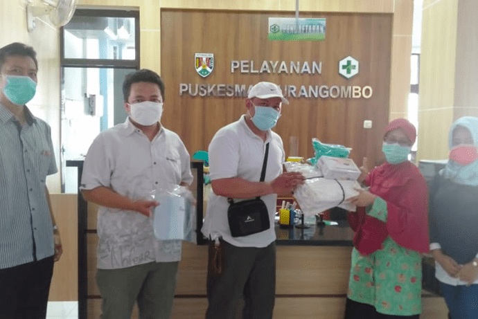 MEMBANTU: Ikasmansatama SMAN 1 Magelang melalui Gladiool High School Bergerak (GHS Bergerak) membantu APD ke Puskesmas Jurangombo, Sabtu (11/4). (Foto: istimewa)