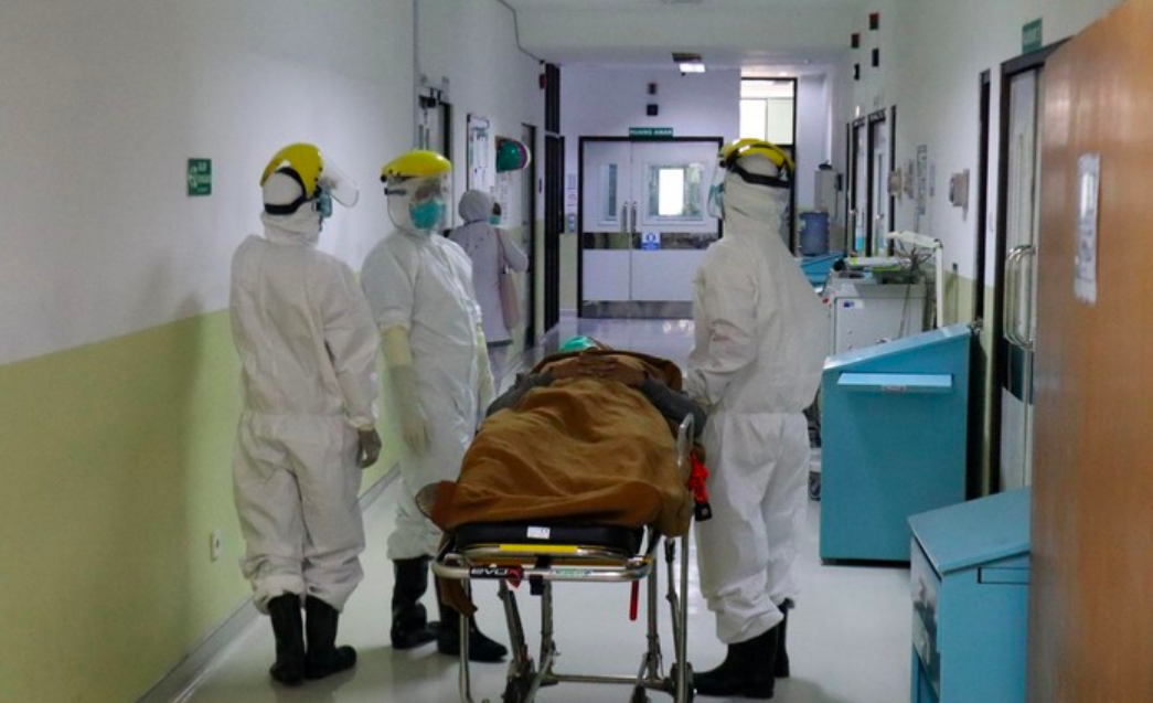 ILUSTRASI : Seorang pasien covid-19 tengah ditangani tim medis di rumah sakit rujukan. (Foto: Istimewa)