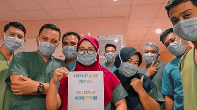 SEMANGAT: Sekumpulan tenaga medis meminta masyarakat membantu mereka dengan tetap di rumah saja. (Foto: Internet)