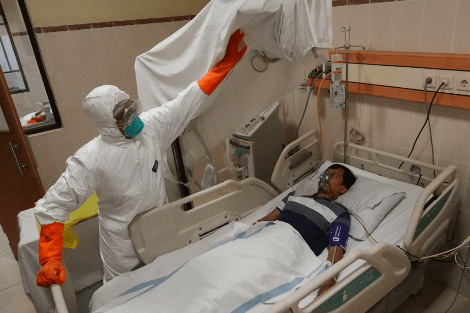 MEDIS: Petugas kesehatan melakukan tindakan terhadap pasien positif covid-19. (Foto: Ilustrasi)