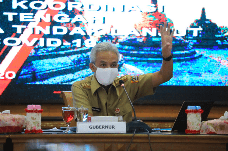 Gubernur Ganjar Pranowo mengenakan masker saat memimpin Rapat Koordinasi Pencegahan Covid-19. (Foto: Humas Pemprov Jateng)