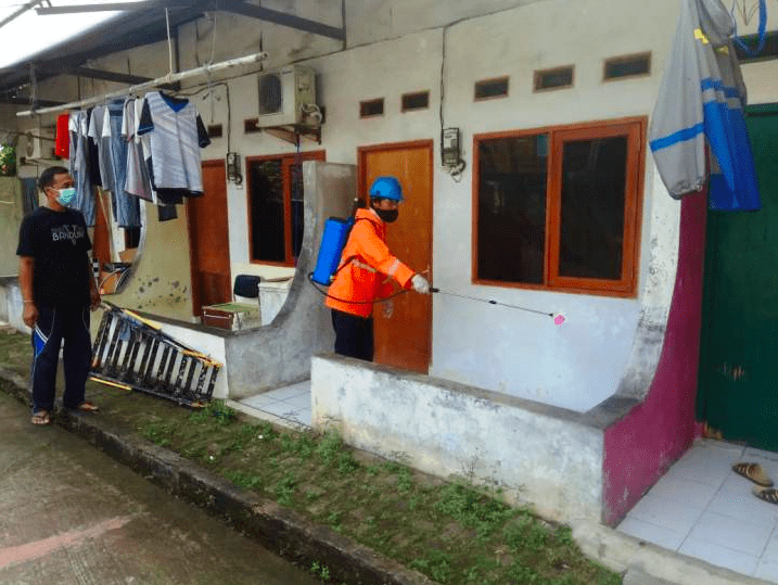 SEMPROT: Warga di desa melakukan penyemprotan disinfektan mandiri. (Foto: Internet)