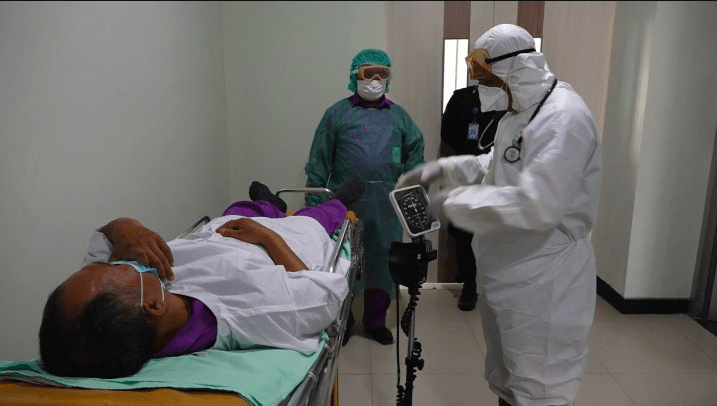 Petugas medis rumah sakit melakukan simulasi penanganan pasien terduga terjangkit virus corona. (Foto: Ilustrasi)