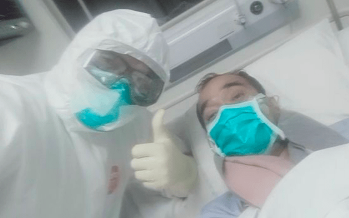ILUSTRASI: Seorang tenaga medis melakukan swafoto bersama Menhub Budi Karya yang pernah positif covid-19 namun kini telah dinyatakan sembuh. (Foto: Internet)