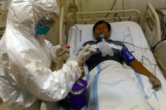 Petugas medis melakukan simulasi penanganan pasien terjangkit virus kcrona di ruang isolasi (gambar: Ilustrasi)